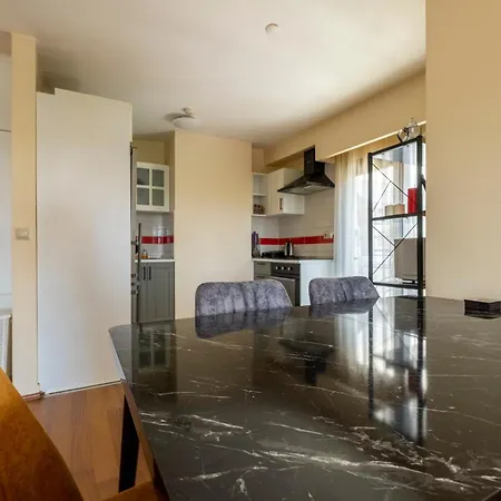 Spacious One Bedroom With View And Elevator Apartament *