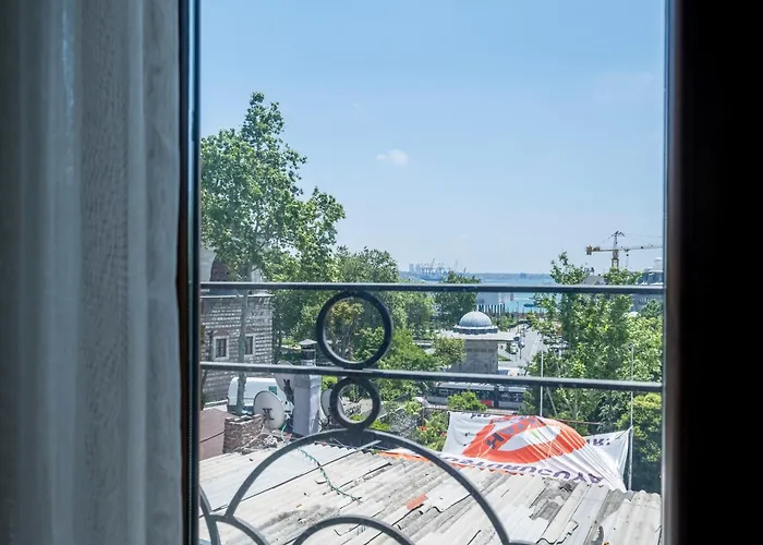 Spacious One Bedroom With View And Elevator *