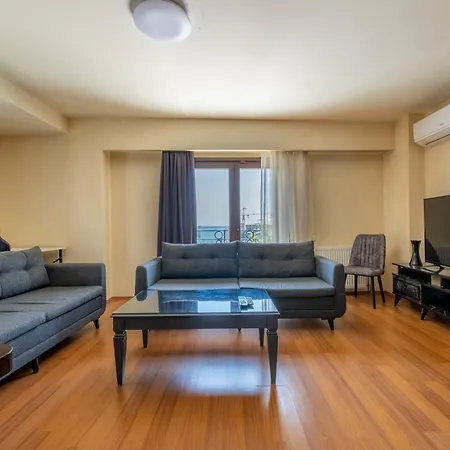 Spacious One Bedroom With View And Elevator *