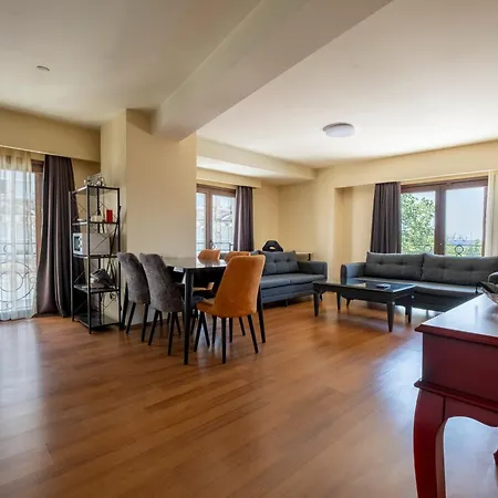 Spacious One Bedroom With View And Elevator *