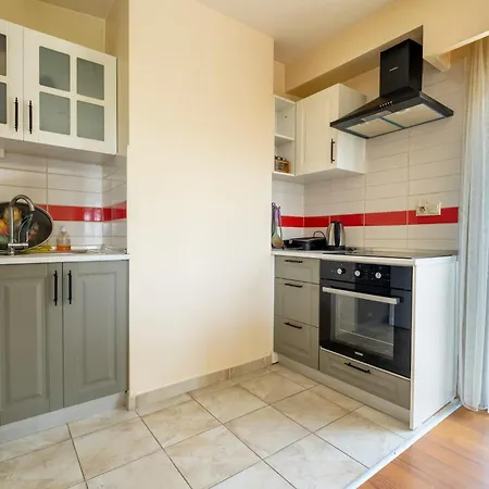 Spacious One Bedroom With View And Elevator