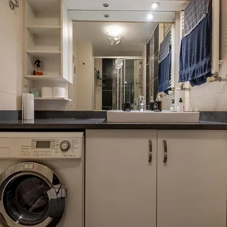 Spacious One Bedroom With View And Elevator Istanbul