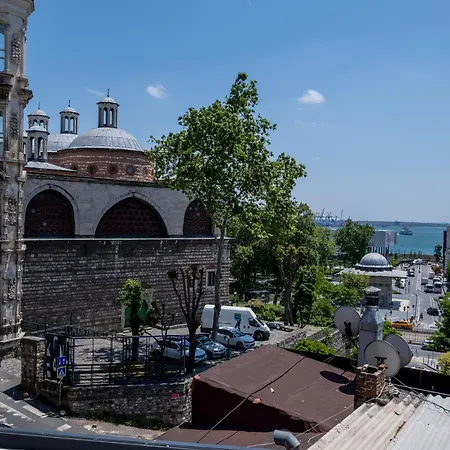 Spacious One Bedroom With View And Elevator Apartment