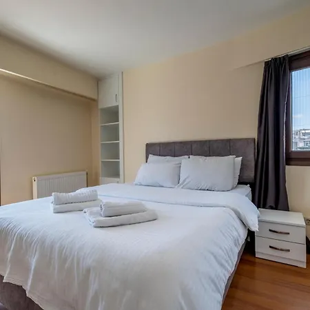 Apartment Spacious One Bedroom With View And Elevator