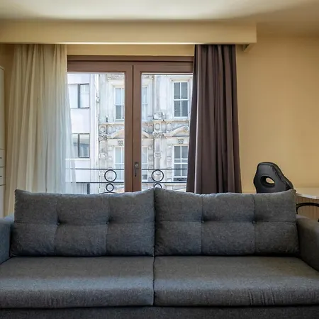 Apartment Spacious One Bedroom With View And Elevator *