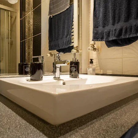 Spacious One Bedroom With View And Elevator Istambul