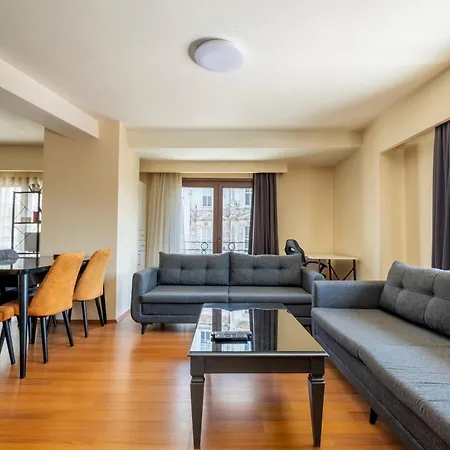 Apartment Spacious One Bedroom With View And Elevator