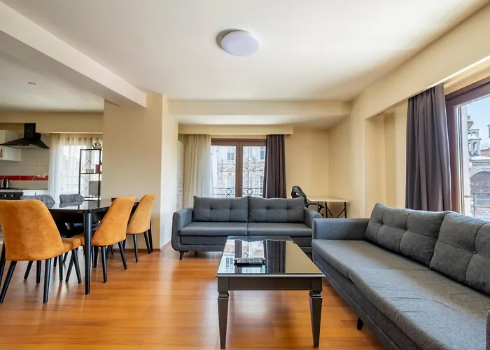 아파트 Spacious One Bedroom With View And Elevator