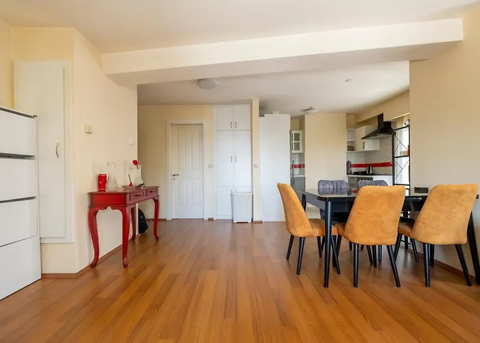 Spacious One Bedroom With View And Elevator *