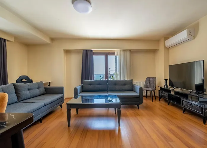 Spacious One Bedroom With View And Elevator *