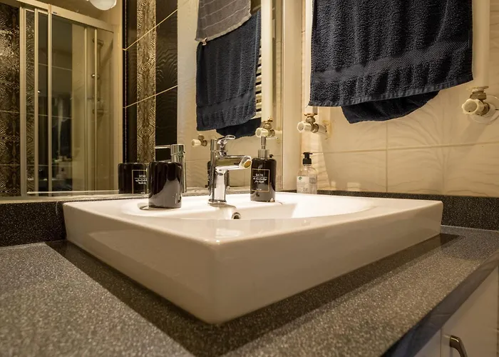 Spacious One Bedroom With View And Elevator 伊斯坦布尔