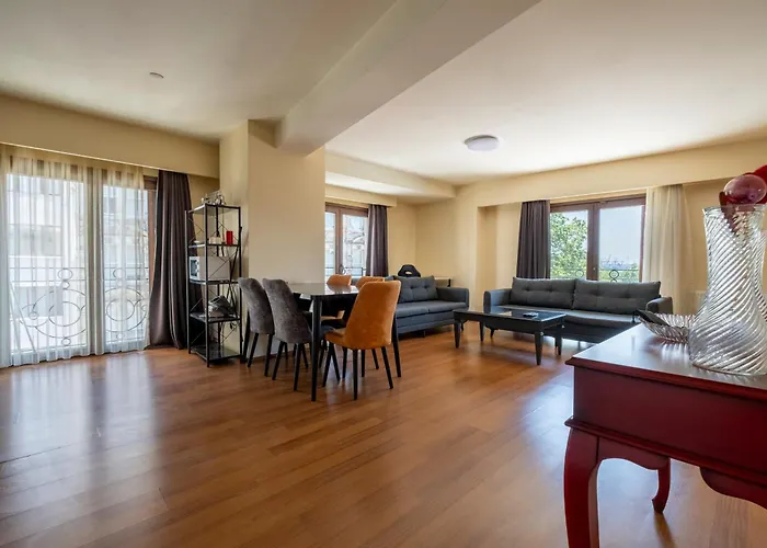 Spacious One Bedroom With View And Elevator *